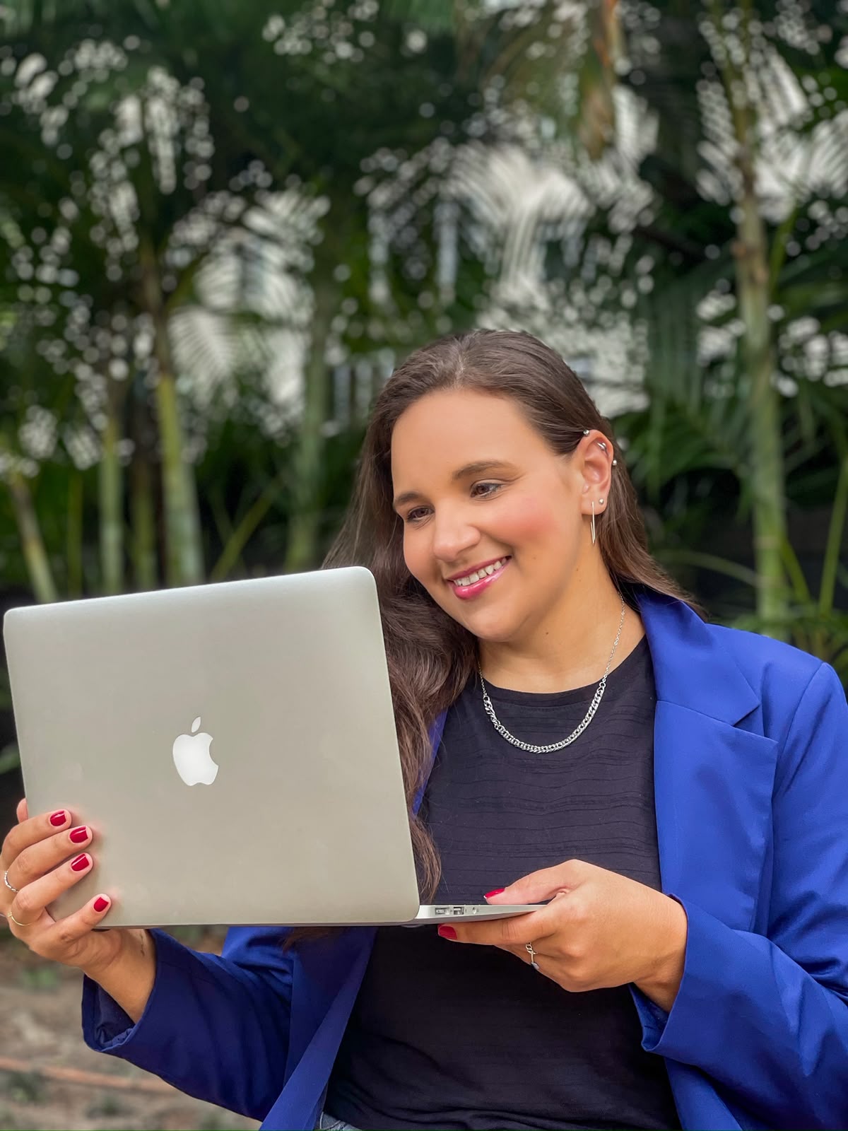 Isabella Ramiro trabalhando com seu notebook